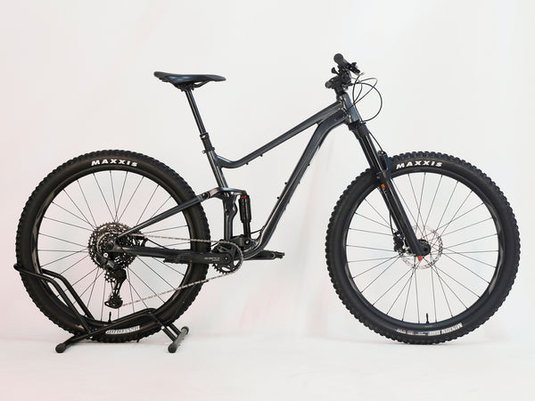Giant Stance 29 2 2024 features showing the Shimano CUES 10-speed gears and dropper seat post.