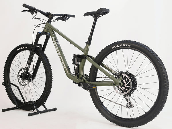 Maxxis Minion DHF 2.5” WT tire on the Norco Sight A2 2021, designed for enduro performance.