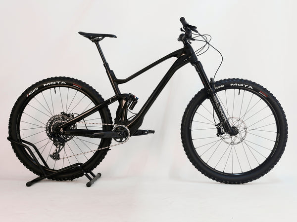 2023 Lapierre Zesty AM CF 8.9 Large with Hunt Trail Wide V2 wheels, presented in excellent condition. Purchase now for £2,850, free UK delivery or £100 off collection.