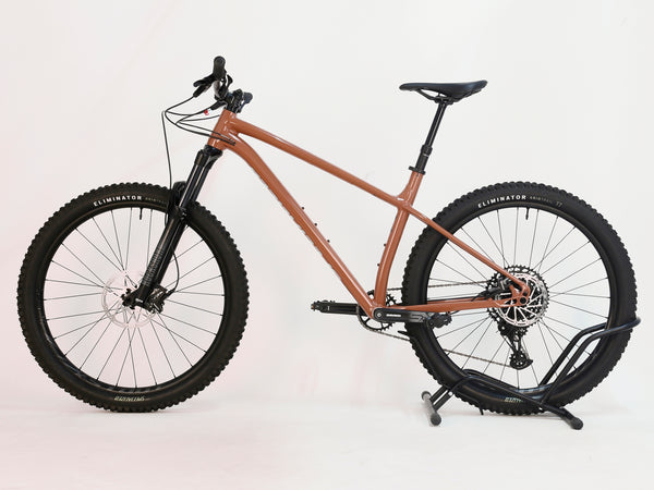 Front suspension detail of Specialized Fuse Sport 27.5 2023 LARGE Dropper mountain bike, in excellent condition, our Price: £930.00.