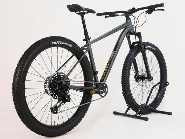 Side view of the 2023 Cannondale CUJO 2 bike showcasing the SmartForm C2 Alloy frame.