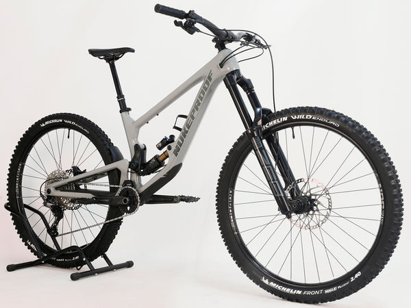 Nukeproof Giga 290 Comp Carbon 2022 bike features tubeless tires and frame protection.