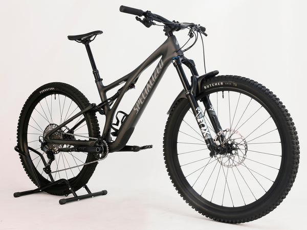 Profile shot of the Large Specialized Stumpjumper Comp CARBON 2023 mountain bike in excellent condition, RRP: £4,250.00, reduced to £1,980.00 with FREE Delivery!