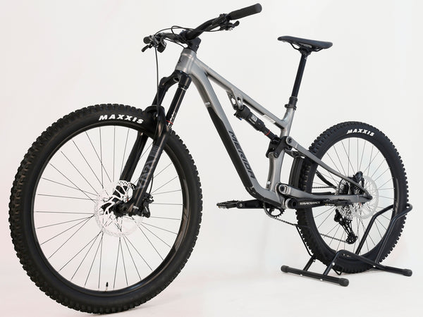 Merida One-Sixty 500 29 2023 mountain bike in grey colour, showcased in excellent condition with Maxxis tires.