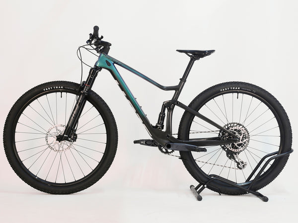 Bike profile view of Scott Spark RC 900 Team Issue AXS Carbon highlighting the frame design.