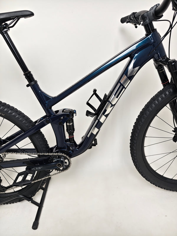 Trek Top Fuel 8 2024 Large Frame Full Suspension Bike at eMado - Detailed view of the tubeless-ready Bontrager XR4 Team Issue tyres.