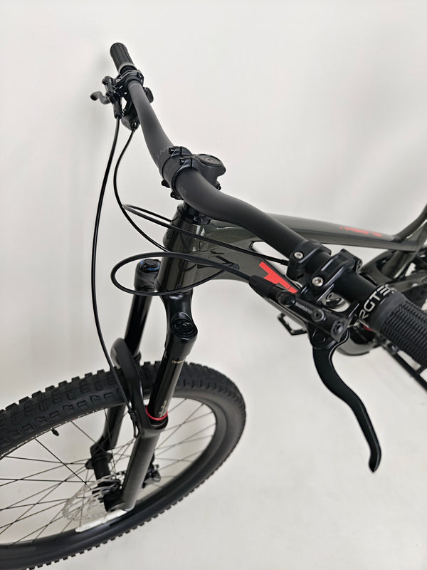 In-action frame image of Trek Slash 7 2022 showcasing its agility and responsiveness in Excellent Condition - Large Frame.