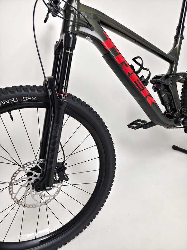 Trek Slash 7 2022 pedals and drivetrain in Excellent Condition - Large Frame, highlighting Shimano components.