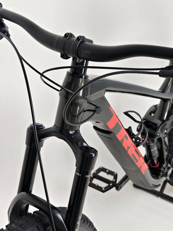 Trek Slash 7 2022 details on braking system, highlighting Shimano 4-piston hydraulic brakes in Excellent Condition - Large Frame.