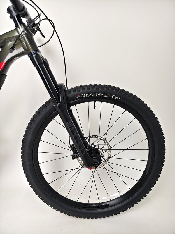 Group shot featuring Trek Slash 7 2022 among other bikes, emphasizing its quality and Excellent Condition - Large Frame.