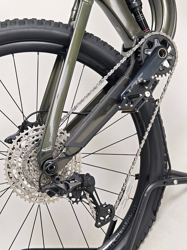 Trek Slash 7 2022 highlighting its frame geometry and performance elements in Excellent Condition - Large Frame.