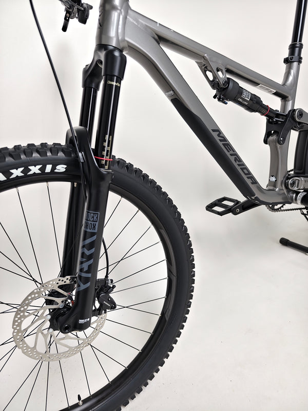 Side profile of the Merida One-Sixty 500 29 2023 mountain bike showing its internal cable routing and seat post.