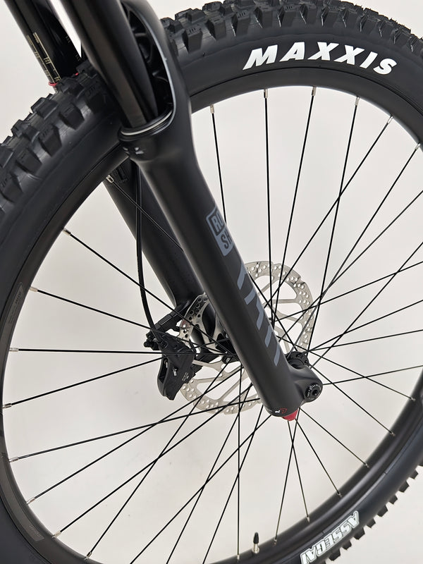 Image capturing the handlebar setup including shifters on the Merida One-Sixty 500 29 2023 mountain bike.