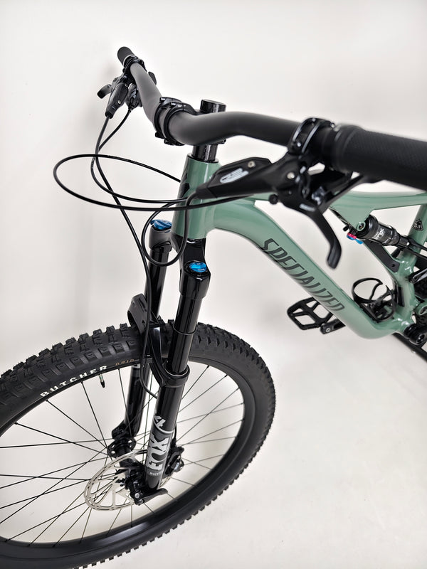 Image focusing on the alloy hubs of the used Specialized Stumpjumper Comp Alloy, showcasing quality craftsmanship.