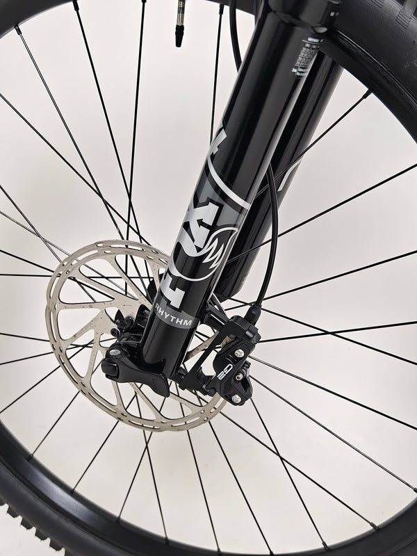 View of the cassette and drivetrain on the used Specialized Stumpjumper Comp Alloy.