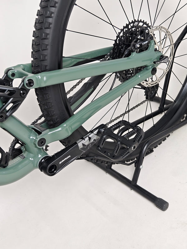 Snapshot capturing the used Specialized Stumpjumper Comp Alloy's color and finish.