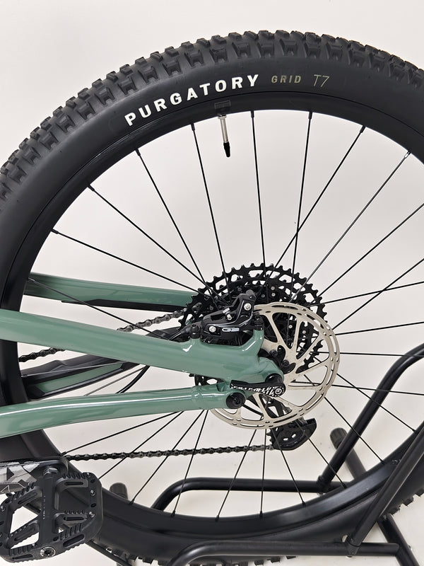 Image of the used Specialized Stumpjumper Comp Alloy focusing on its robust construction.