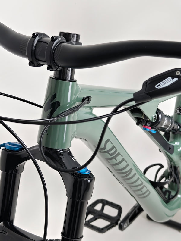 Front view of the used Specialized Stumpjumper Comp Alloy highlighting its aggressive stance.