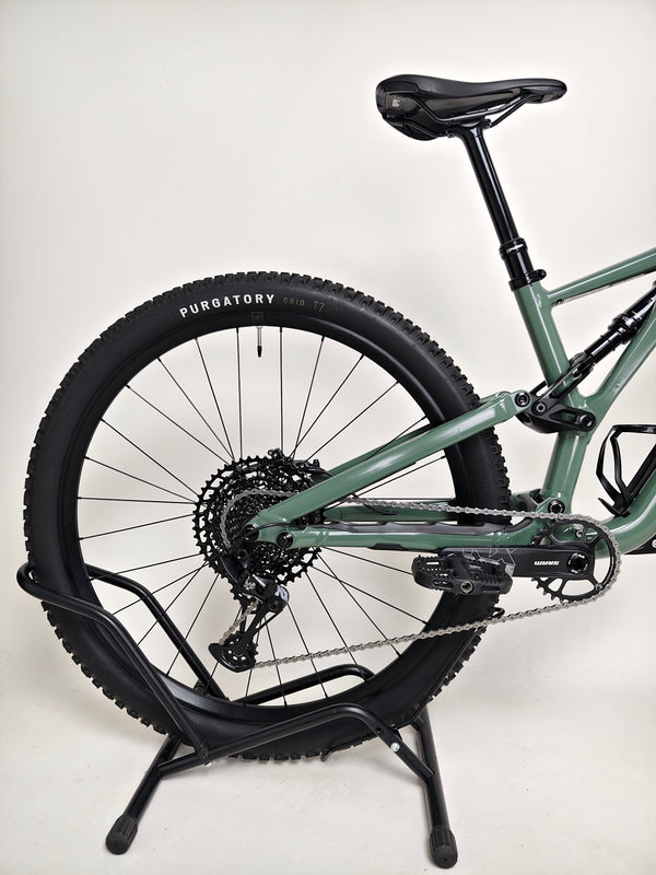 Panoramic view of the used Specialized Stumpjumper Comp Alloy displayed outdoors.