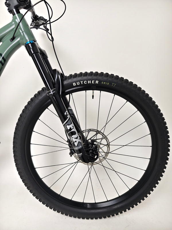 Detailed photo showcasing the bike components of the used Specialized Stumpjumper Comp Alloy.