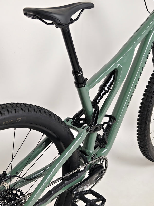 Shot of the used Specialized Stumpjumper Comp Alloy displaying its engineering sophistication.
