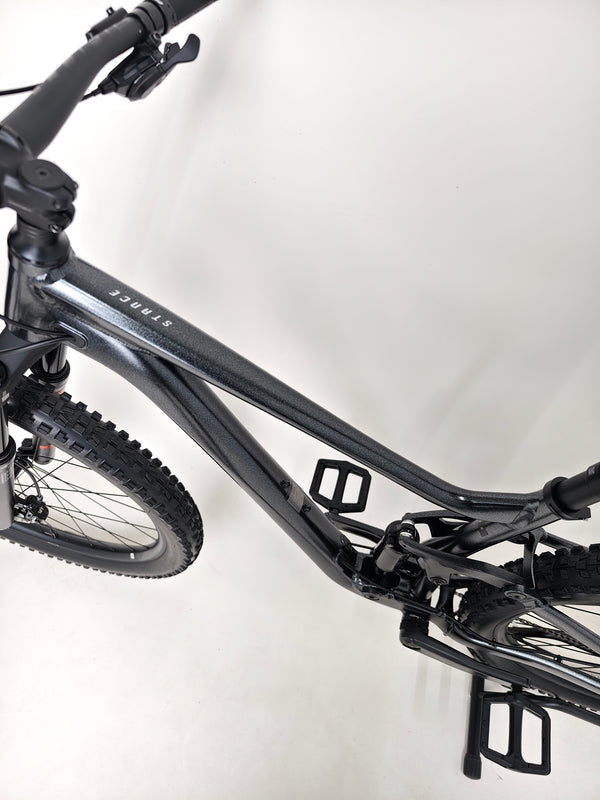 Image of the Giant Stance 29 2 detailed with components like wheel type and brakes.