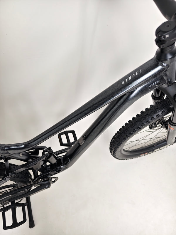 Image of Giant Stance 29 2 featuring its 10-speed drivetrain and dropper post in action.