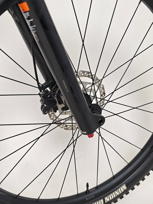 Giant Stance 29 2 focused image showing the full suspension layout and tyre details.