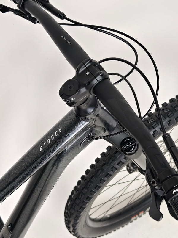 Giant Stance 29 2 image showcasing the high performance Maxxis tyres.