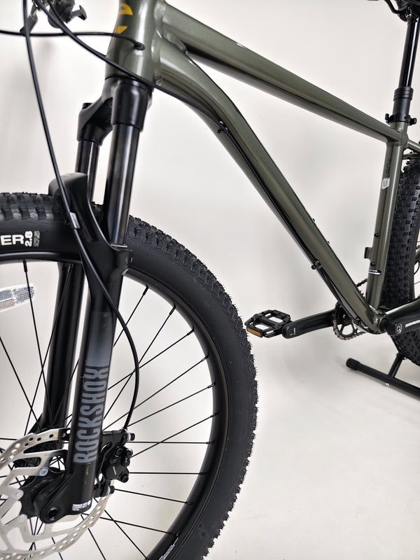 View of the 2023 Cannondale CUJO 2 handlebars and shifters, highlighting its ergonomic design.