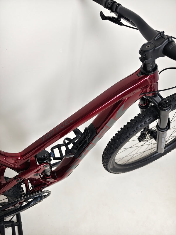 Trek Top Fuel 8 XT 2023 Mountain Bike in Very Good Condition - Close-Up of Wheel Hub