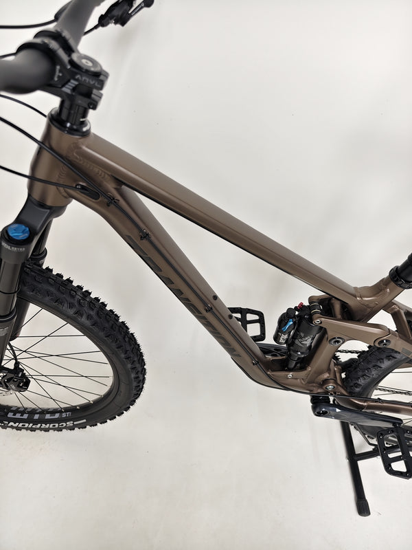 Shot highlighting the SRAM brakes on the Transition Smuggler NX 2024 in medium, indicating superior stopping power.