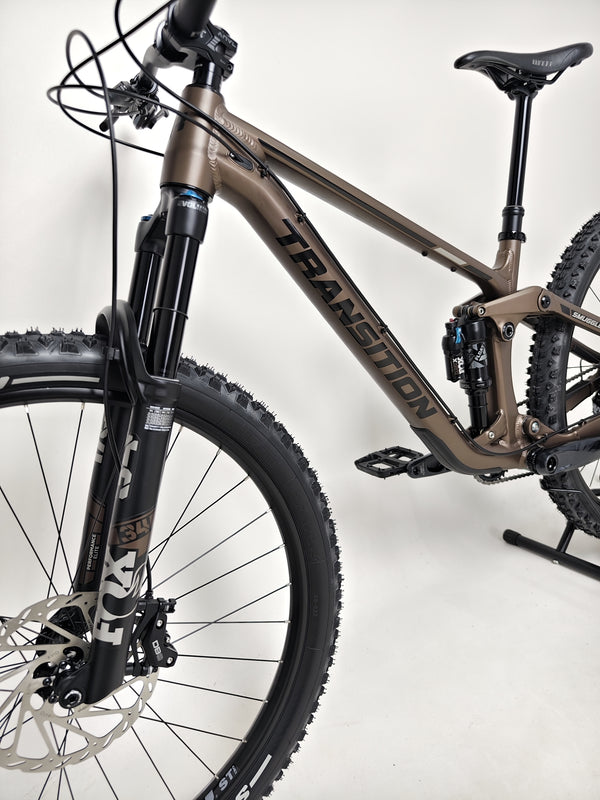 Close-up of the saddle and seat post of the Transition Smuggler NX 2024 in medium, featuring a dropper mechanism.