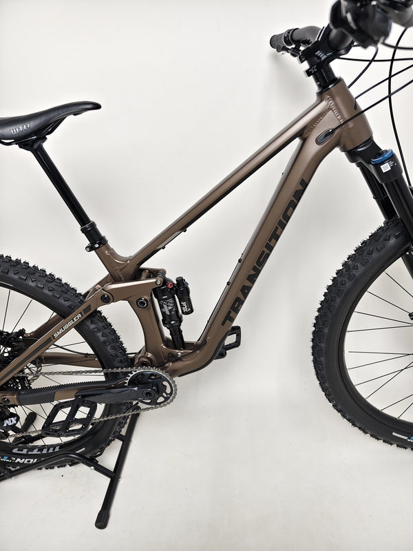 Inspection view of gear and brake systems on the Transition Smuggler NX 2024 in medium, ensuring quality performance.