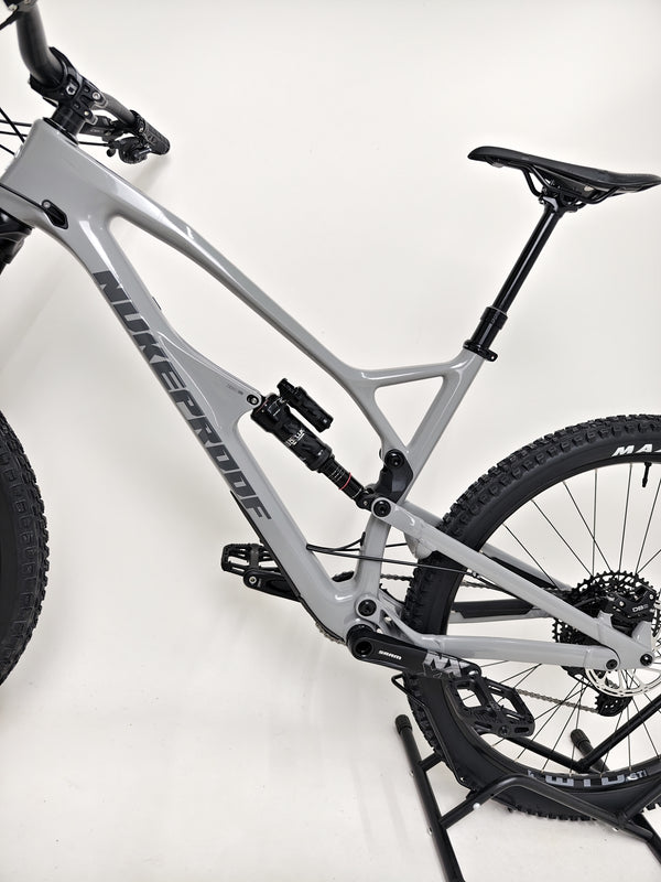 Nukeproof Mega 290 CARBON - Image of the bike's wheels and tires, focusing on tubeless setup.