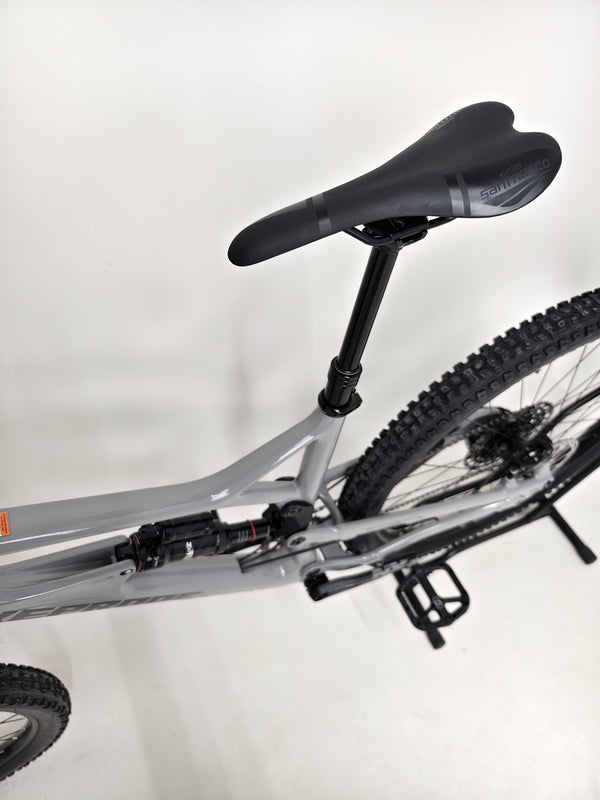 Nukeproof Mega 290 CARBON - Close-up view of the bike's handlebars and controls.