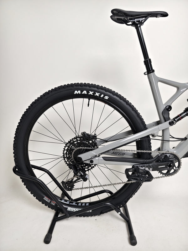 Nukeproof Mega 290 CARBON - Detailed close-up of the crank and pedal systems.