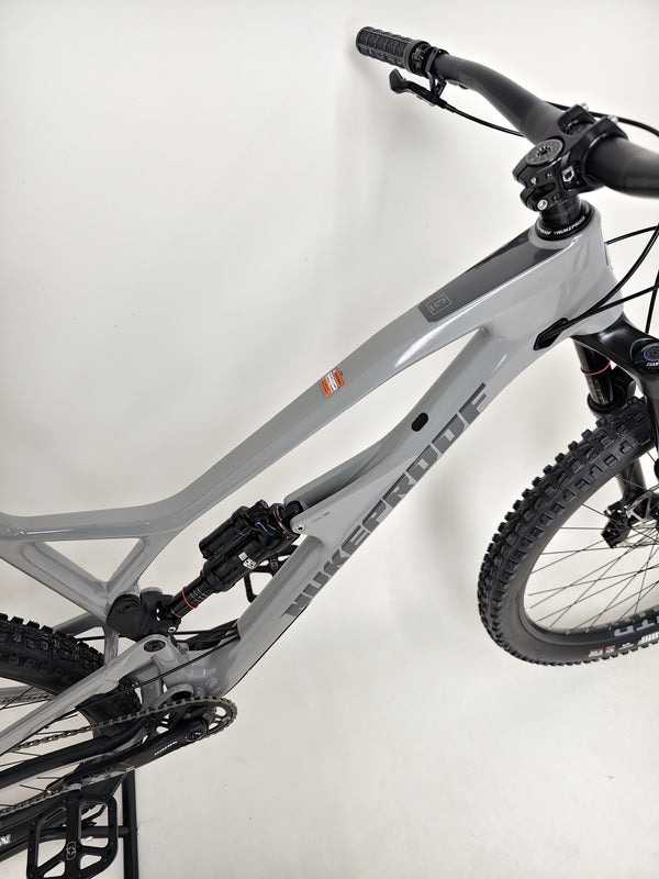 Nukeproof Mega 290 CARBON - Detailed view showcasing the machining on the rear axle.