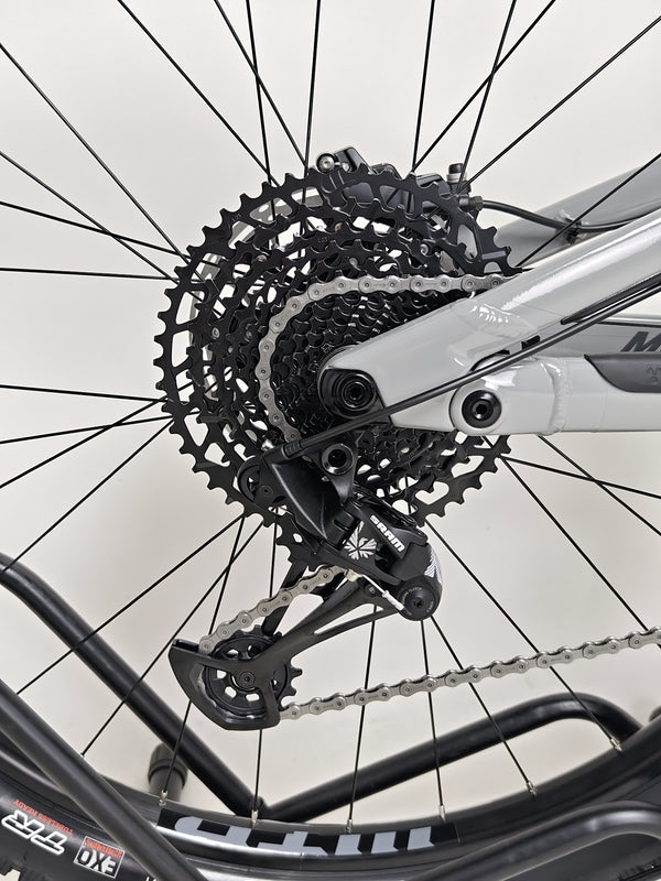 Nukeproof Mega 290 CARBON - Image displaying the bike's lightweight carbon fibre features.