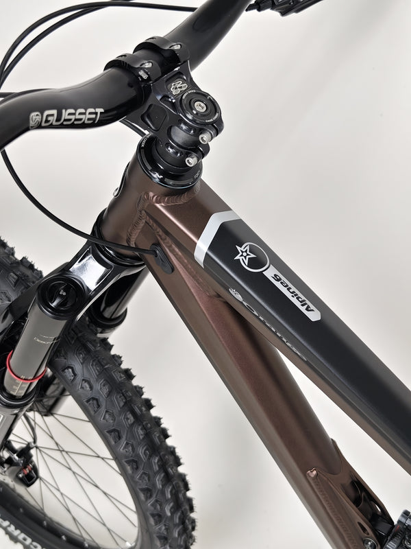 High-quality view of the Orange ALPINE 6 mountain bike's frame and suspension system.