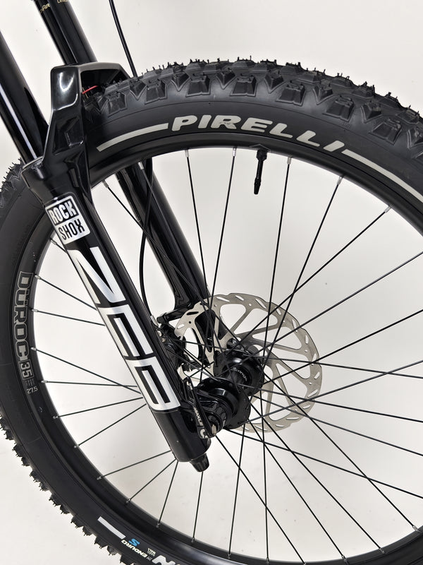 Side view of the Orange ALPINE 6 mountain bike highlighting its innovative design.