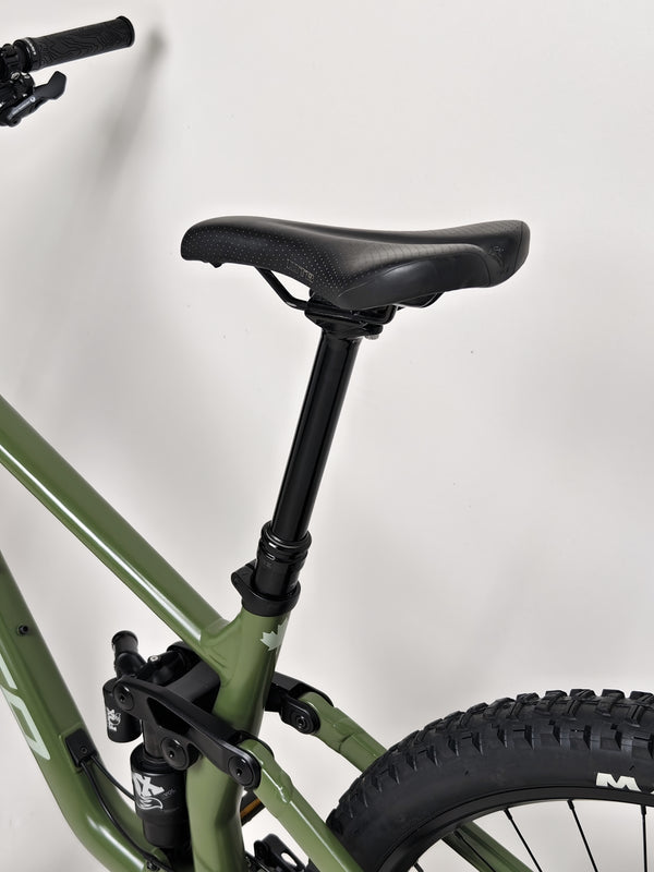 Rear view of the Norco Sight A2 2021 mountain bike below a blue sky, perfect for outdoor cycling.