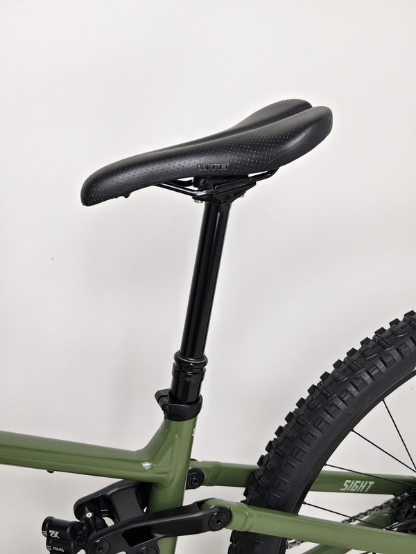 Side view of the Norco Sight A2 2021 mountain bike in a showroom setting, reflecting its condition.