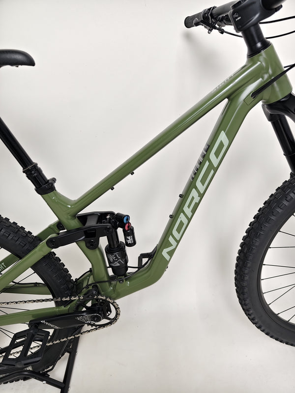 Overall layout of the Norco Sight A2 2021 mountain bike highlighting quality components.