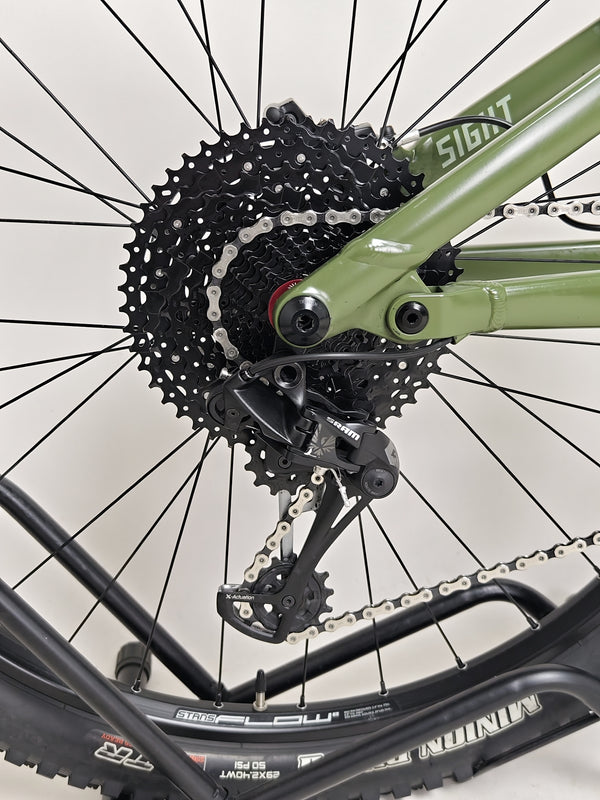 Sleek view of the Norco Sight A2 2021 bike showcasing its colors and design features.