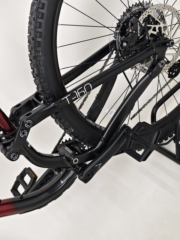 Street view of Whyte T-160 S 2025 exhibiting its design with vibrant colour contrast.