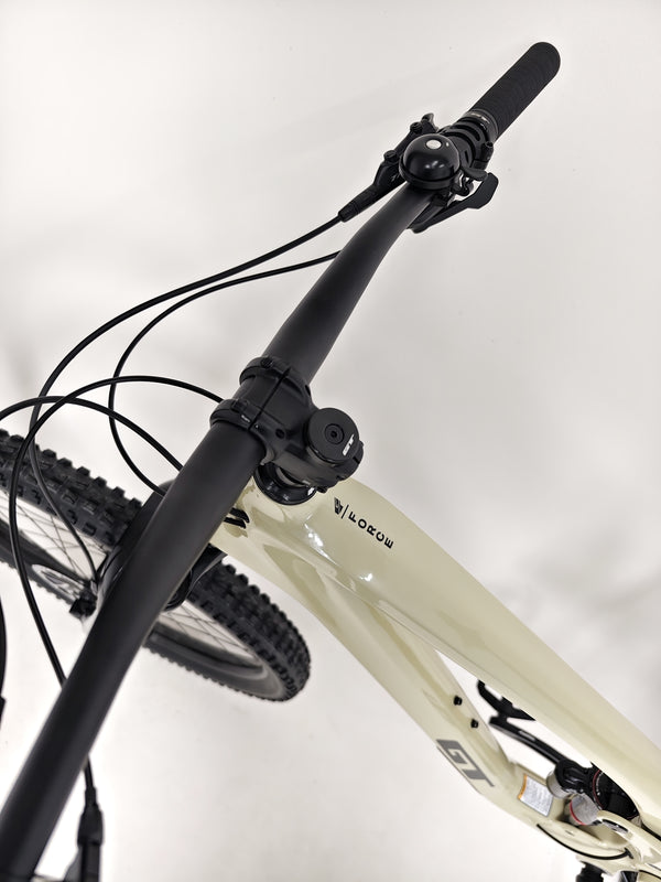 Detail of the SRAM PG-1210 11-50T cassette on the GT Force Carbon Elite 2023 demonstrating its gearing capabilities.