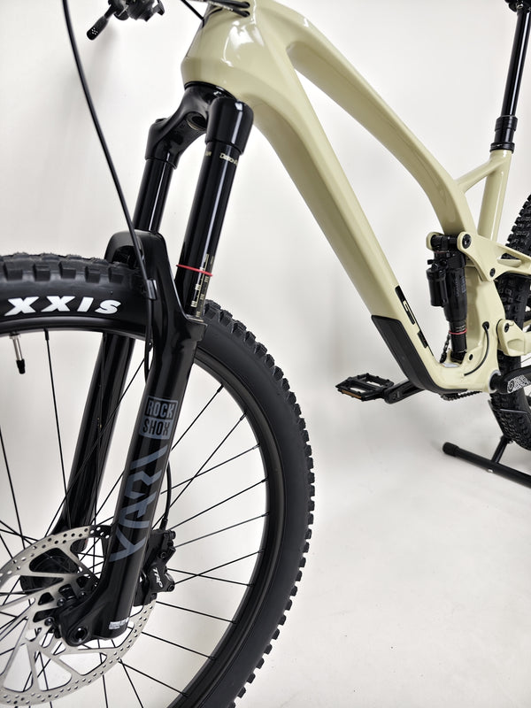 Close-up of the Maxxis Assegai front tyre on the GT Force Carbon Elite 2023 mountain bike, a key feature for great control.