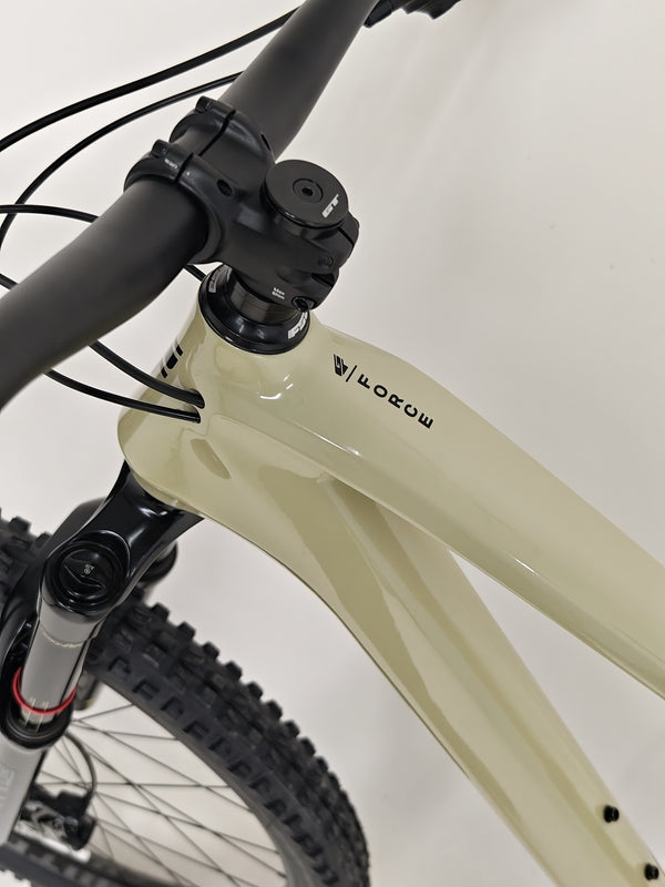 Image of the bottom bracket area on the GT Force Carbon Elite 2023 mountain bike, showcasing its quality.