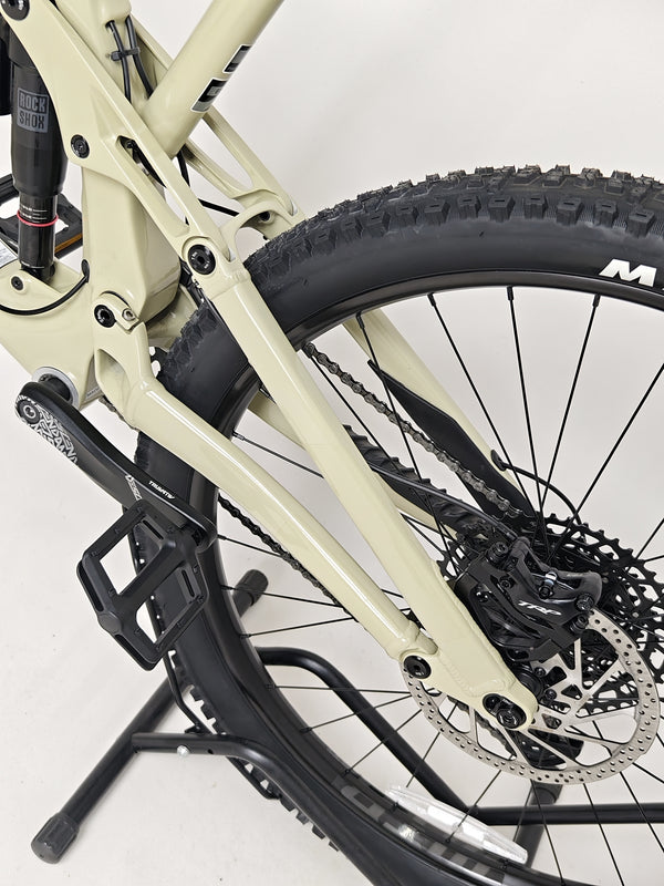 Unique angle of the GT Force Carbon Elite 2023 highlighting its excellent frame paintwork.